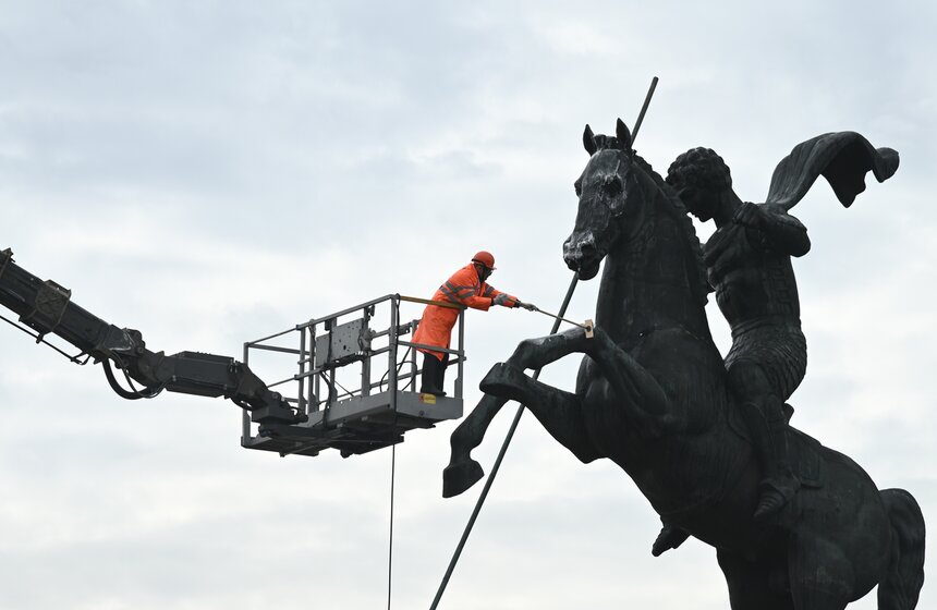 Монумент Победы промыли после зимы 7 фото