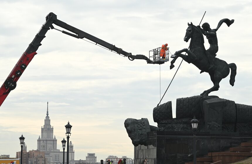 Монумент Победы промыли после зимы 8 фото