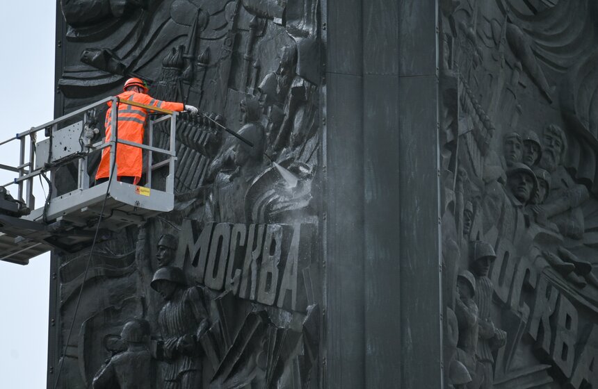 Монумент Победы промыли после зимы 11 фото
