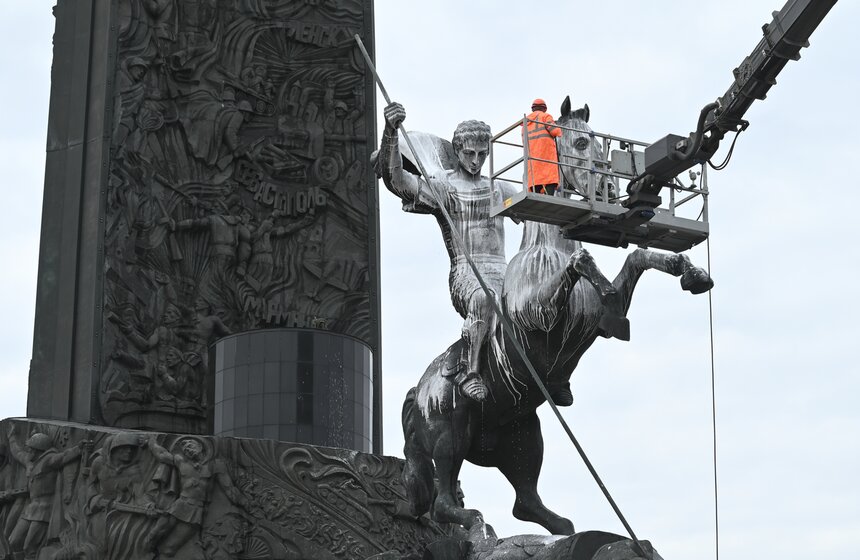 Монумент Победы промыли после зимы 9 фото