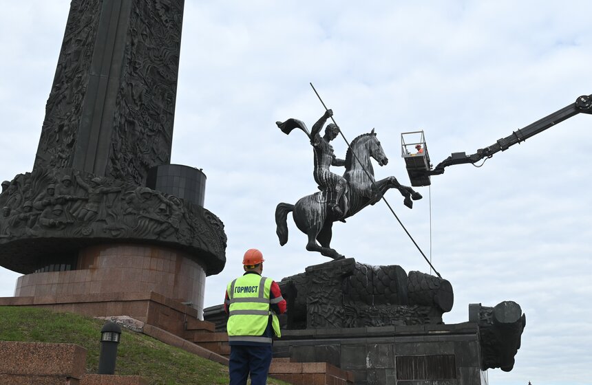 Монумент Победы промыли после зимы 10 фото
