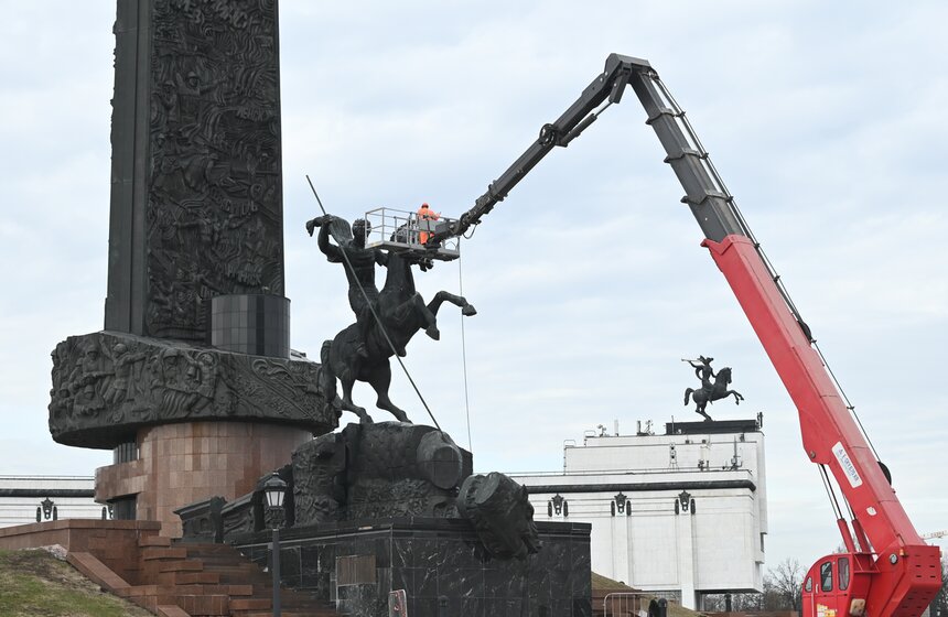 Монумент Победы промыли после зимы 6 фото