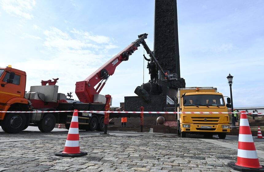 Монумент Победы промыли после зимы 14 фото