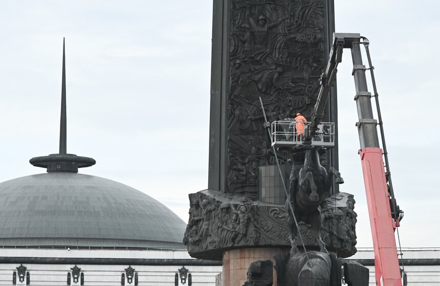 Монумент Победы промыли после зимы 4 фото