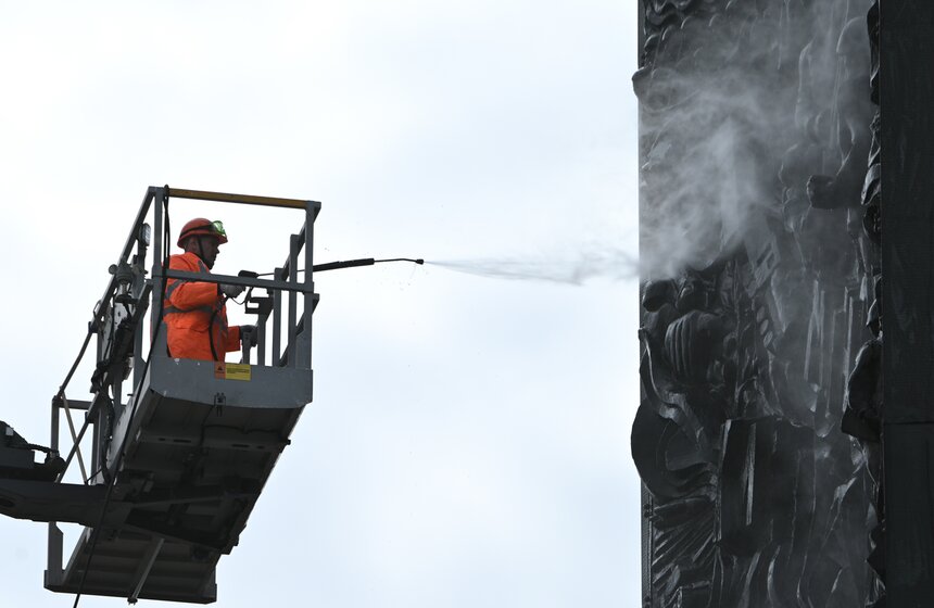 Монумент Победы промыли после зимы 13 фото