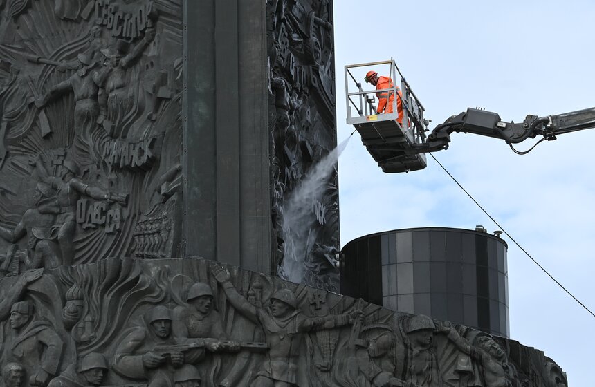 Монумент Победы промыли после зимы 15 фото