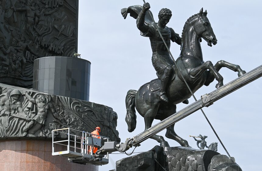 Монумент Победы промыли после зимы 17 фото