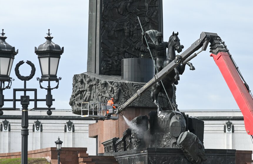 Монумент Победы промыли после зимы 18 фото