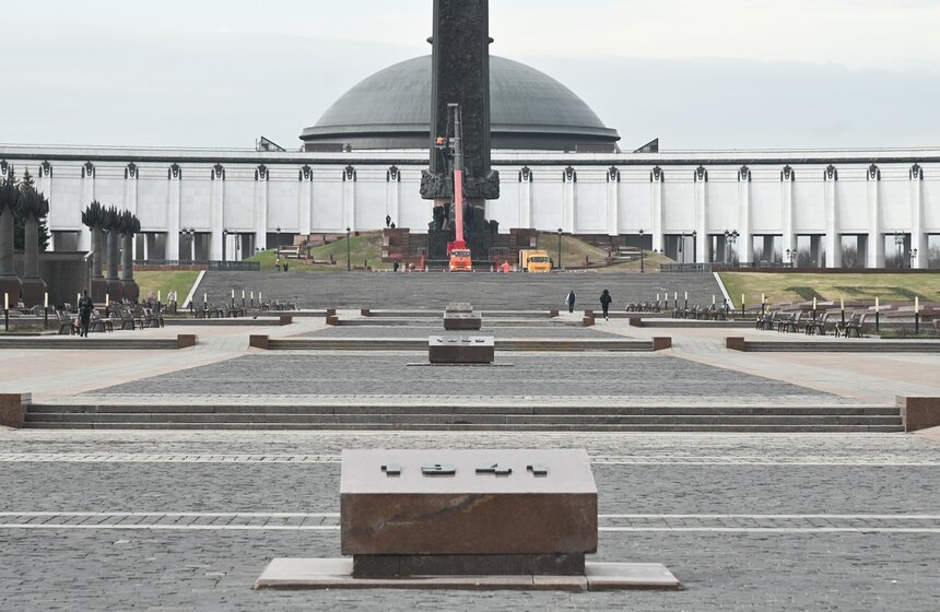 Монумент Победы промыли после зимы 2 фото