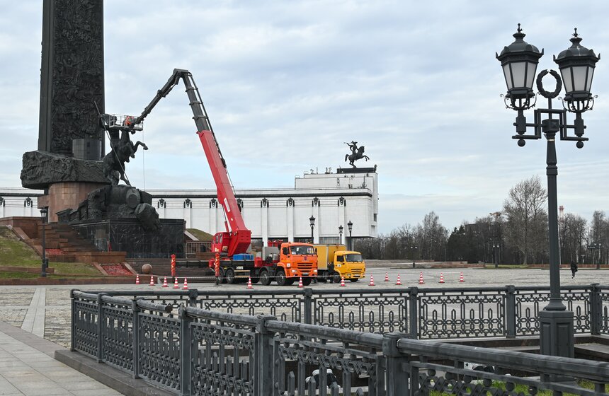 Монумент Победы промыли после зимы 5 фото