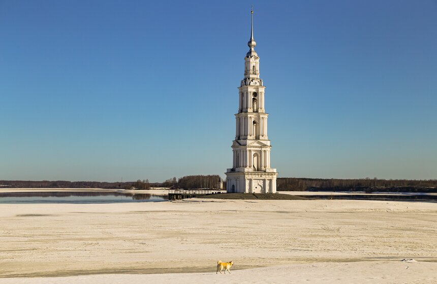 Ранний ледоход прошел в Калязине у колокольни Николаевского Собора 18 фото