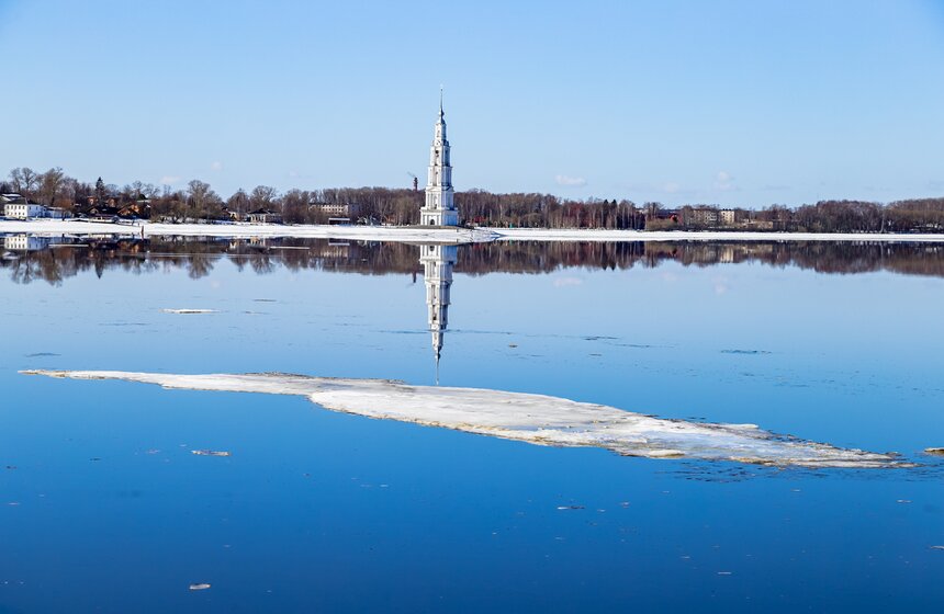 Ранний ледоход прошел в Калязине у колокольни Николаевского Собора 21 фото