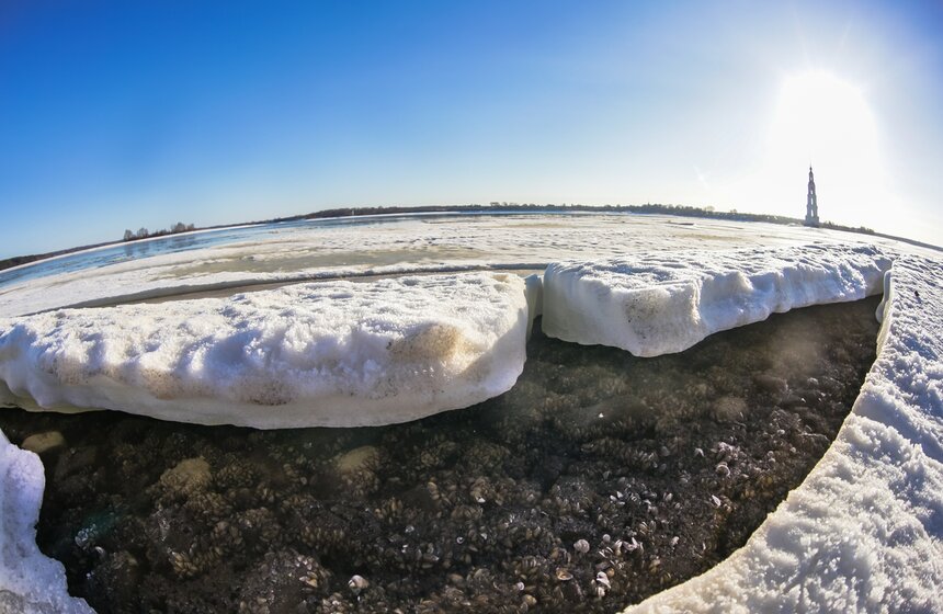 Ранний ледоход прошел в Калязине у колокольни Николаевского Собора 13 фото