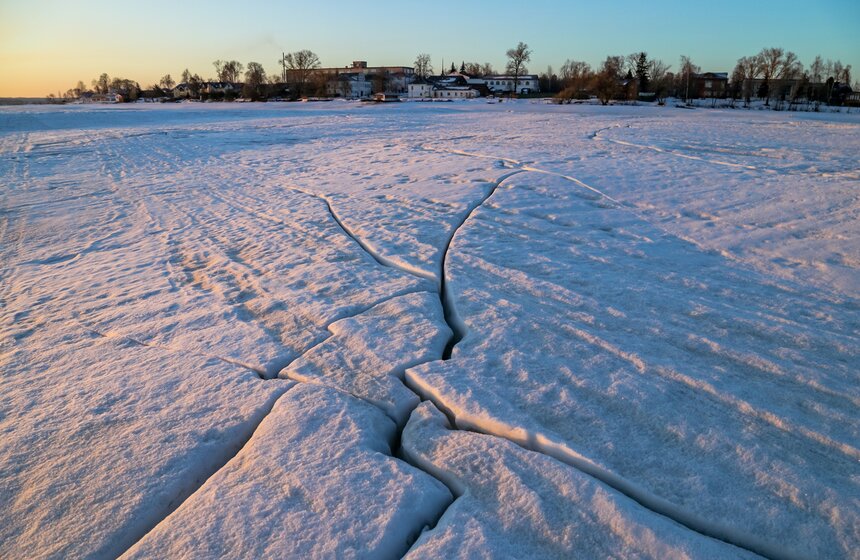 Ранний ледоход прошел в Калязине у колокольни Николаевского Собора 2 фото