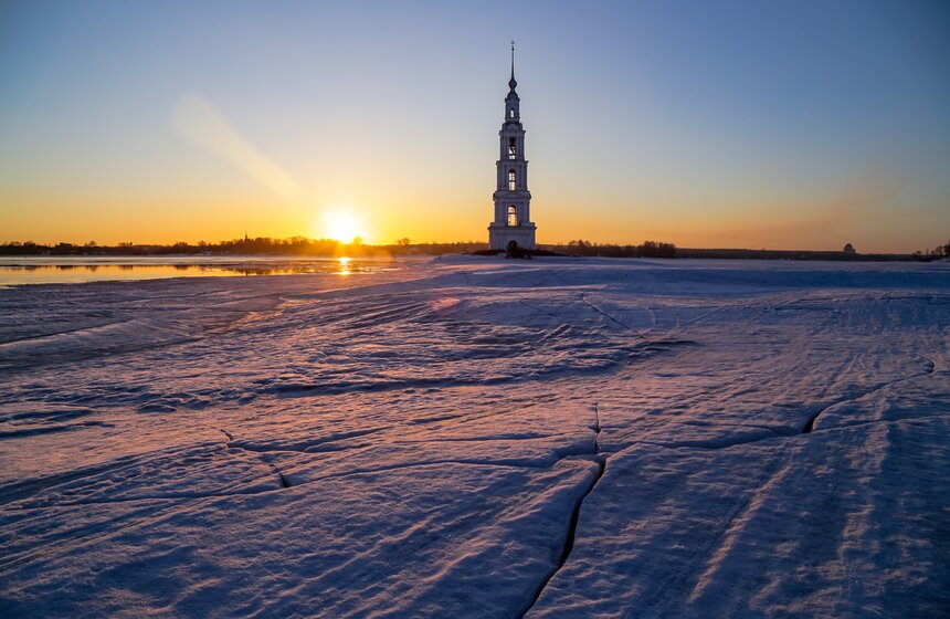 Ранний ледоход прошел в Калязине у колокольни Николаевского Собора 1 фото
