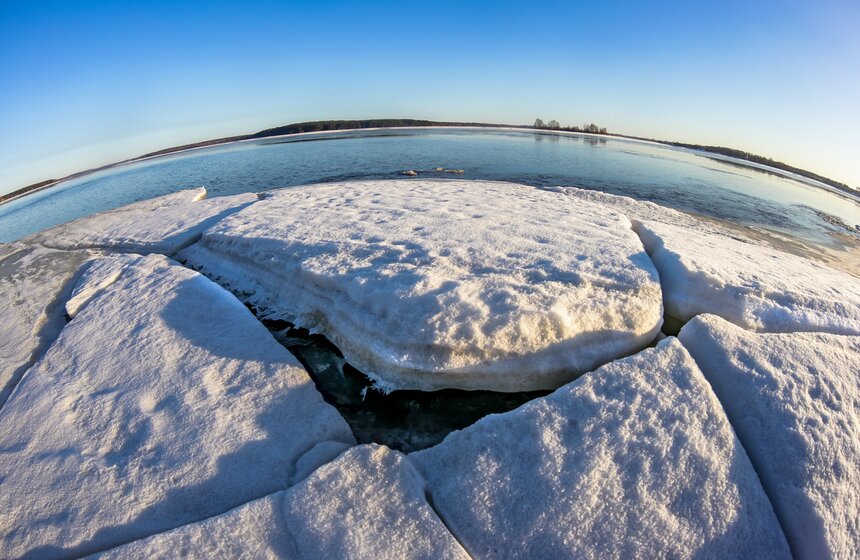 Ранний ледоход прошел в Калязине у колокольни Николаевского Собора 10 фото