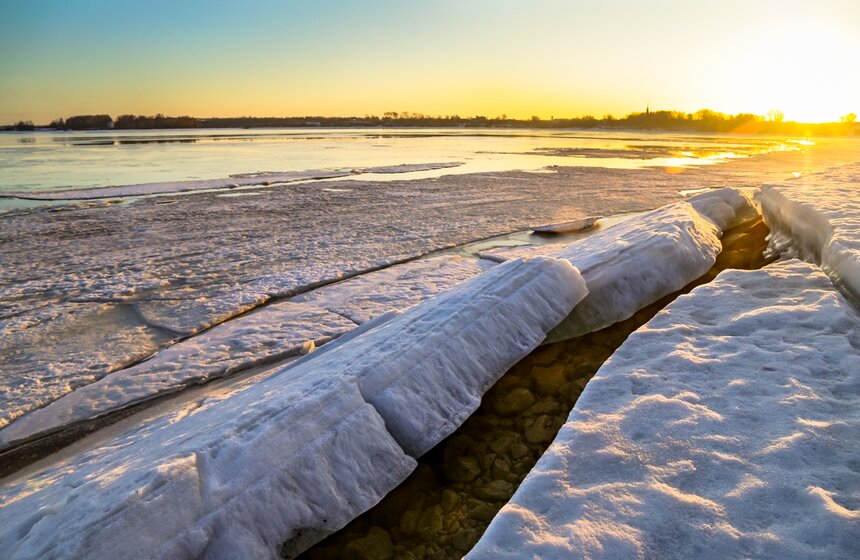 Ранний ледоход прошел в Калязине у колокольни Николаевского Собора 3 фото