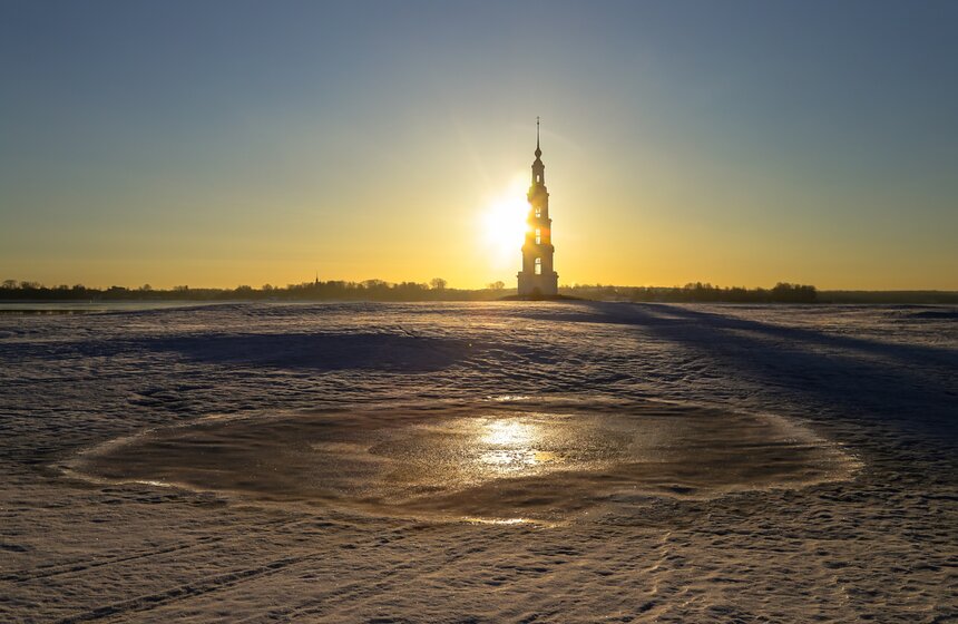Ранний ледоход прошел в Калязине у колокольни Николаевского Собора 5 фото