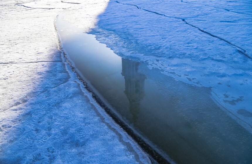 Ранний ледоход прошел в Калязине у колокольни Николаевского Собора 16 фото