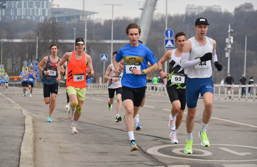 Забег "Апрель" на 5 км прошел в Москве 7 апреля 1 фото