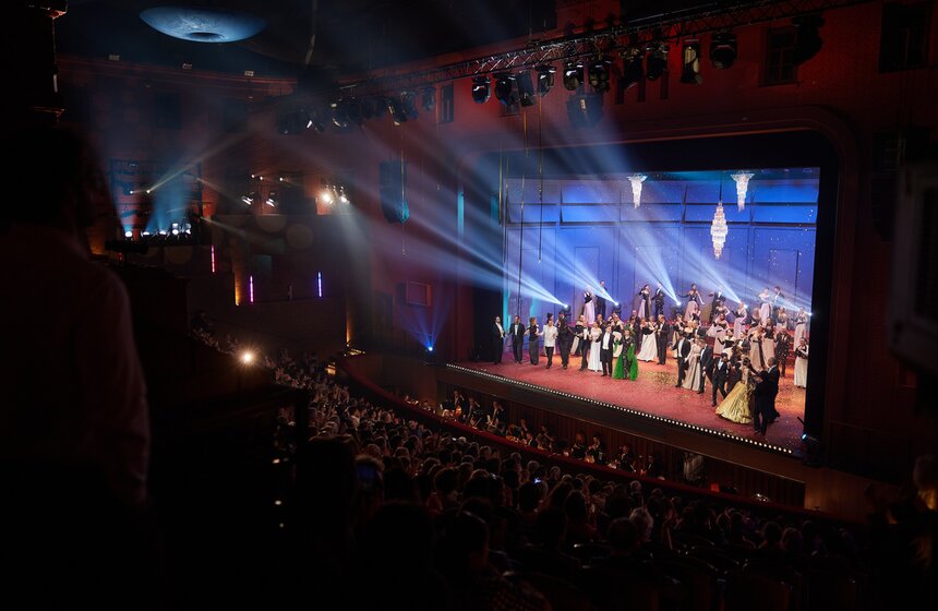 Церемонию бракосочетания провели на сцене театра "Геликон-опера" 19 фото