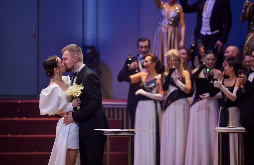 Церемонию бракосочетания провели на сцене театра "Геликон-опера" 13 фото