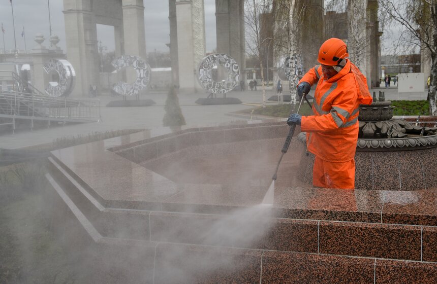 Фонтан "Золотой Колос" промыли на ВДНХ после зимы 18 фото