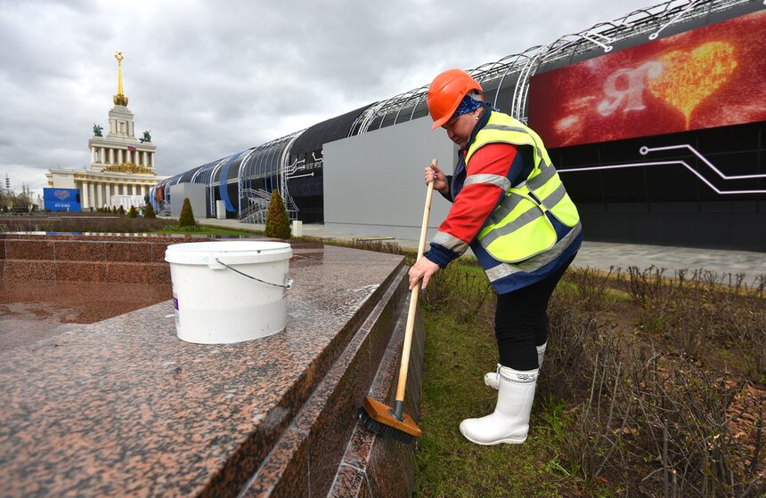 Фонтан "Золотой Колос" промыли на ВДНХ после зимы 24 фото