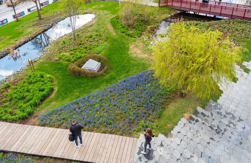 Сезонная "Волна цветения" началась в парке "Зарядье" в Москве 21 фото