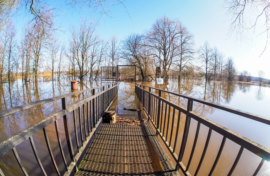 Паводок превратил храм Покрова на Нерли во Владимирской области в остров 22 фото