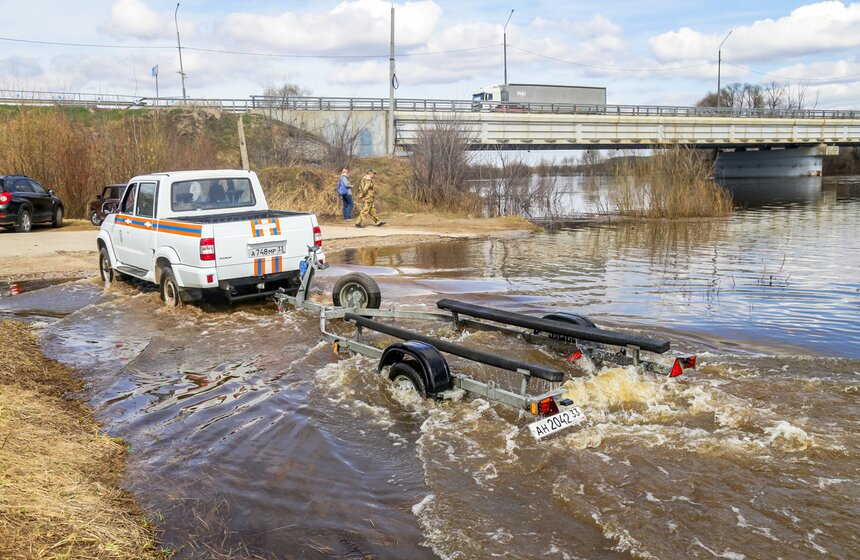 Паводок превратил храм Покрова на Нерли во Владимирской области в остров 18 фото