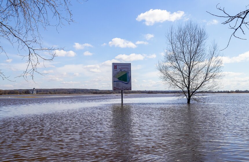Паводок превратил храм Покрова на Нерли во Владимирской области в остров 14 фото