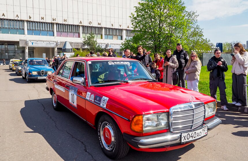 Ретроралли прошло в Москве 10 фото