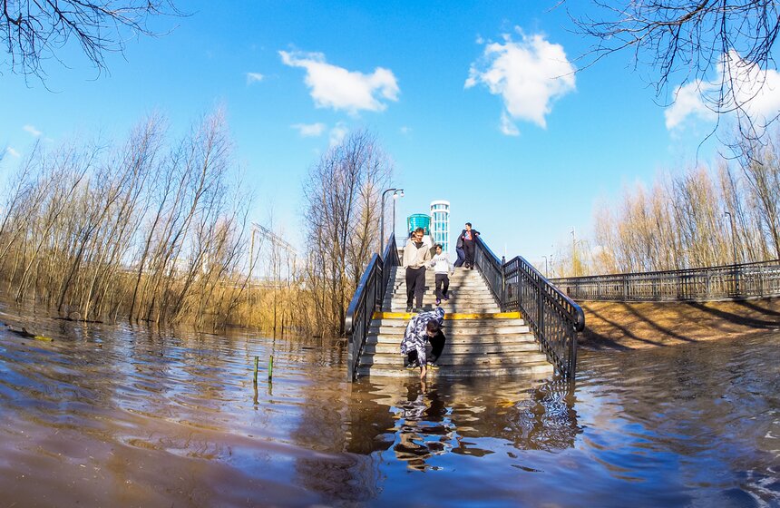 Паводок превратил храм Покрова на Нерли во Владимирской области в остров 25 фото