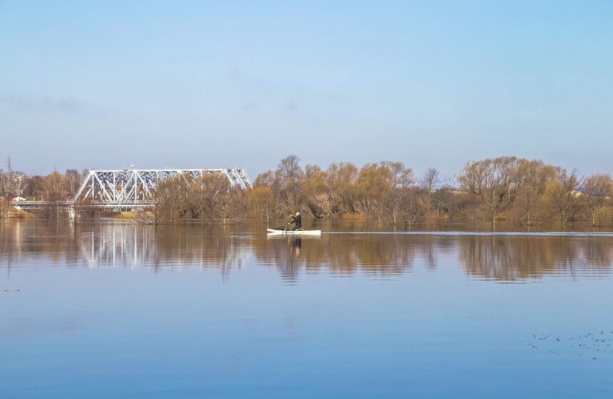 Паводок превратил храм Покрова на Нерли во Владимирской области в остров 7 фото