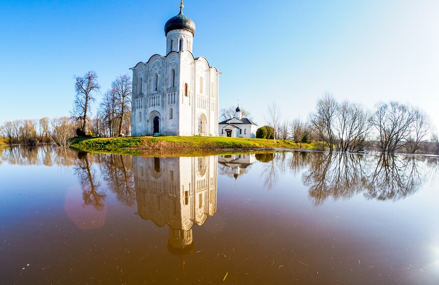 Паводок превратил храм Покрова на Нерли во Владимирской области в остров 21 фото