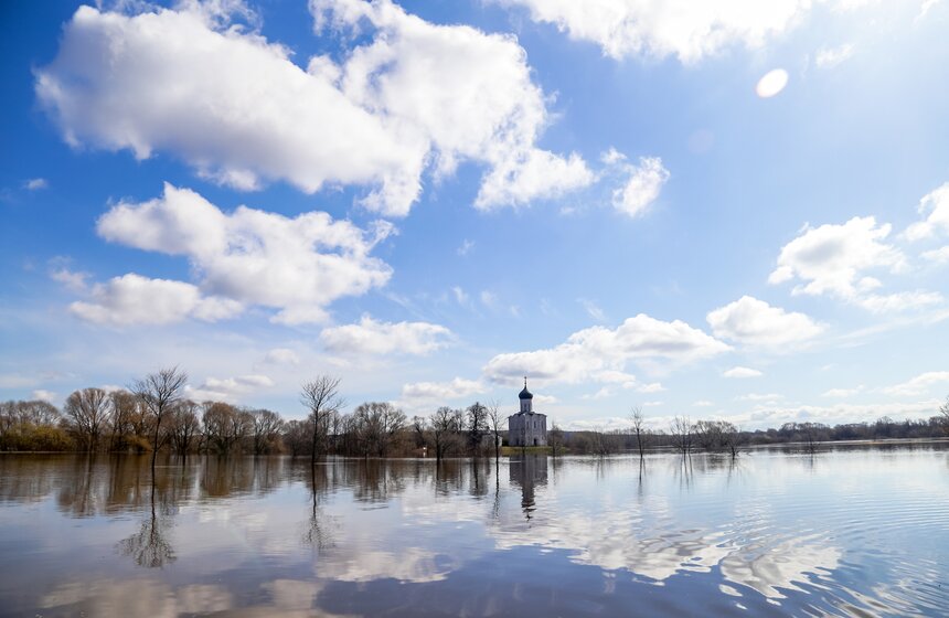 Паводок превратил храм Покрова на Нерли во Владимирской области в остров 11 фото