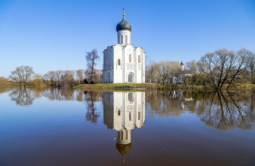 Паводок превратил храм Покрова на Нерли во Владимирской области в остров 5 фото