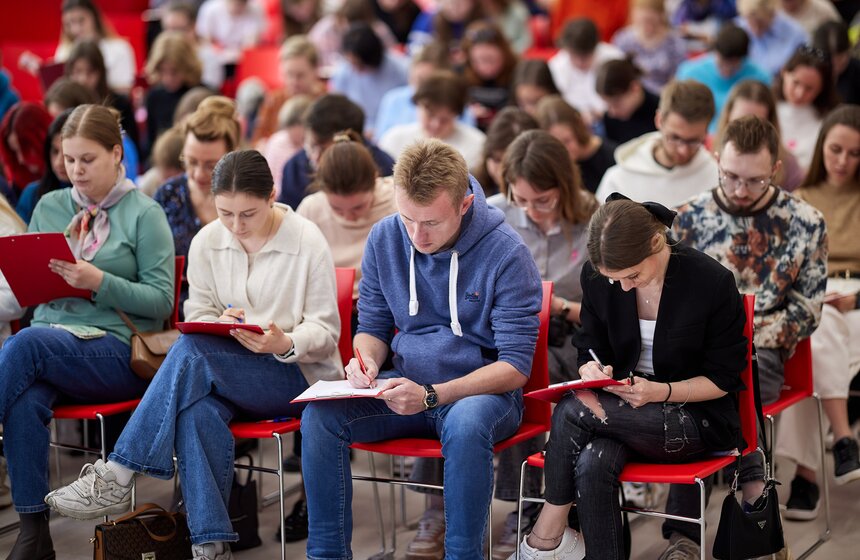 Ежегодная акция "Тотальный диктант" прошла в Москве 20 апреля 8 фото