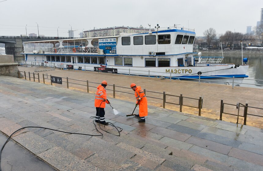 Причал "Новоспасский" на Краснохолмской набережной промыли после зимы 7 фото