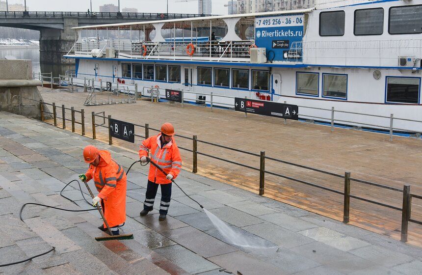 Причал "Новоспасский" на Краснохолмской набережной промыли после зимы 15 фото