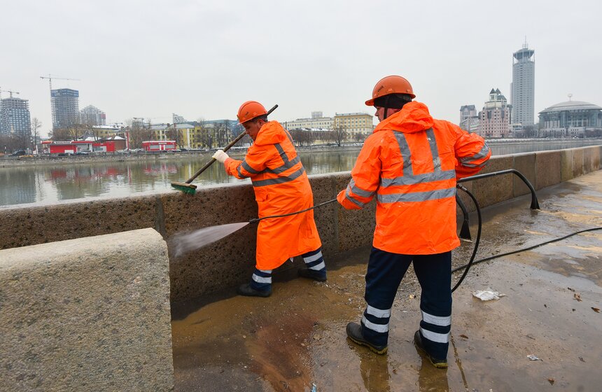 Причал "Новоспасский" на Краснохолмской набережной промыли после зимы 17 фото