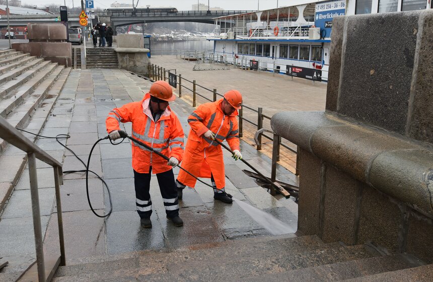 Причал "Новоспасский" на Краснохолмской набережной промыли после зимы 12 фото