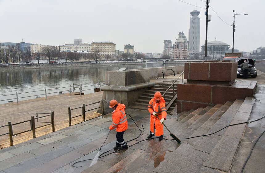 Причал "Новоспасский" на Краснохолмской набережной промыли после зимы 5 фото