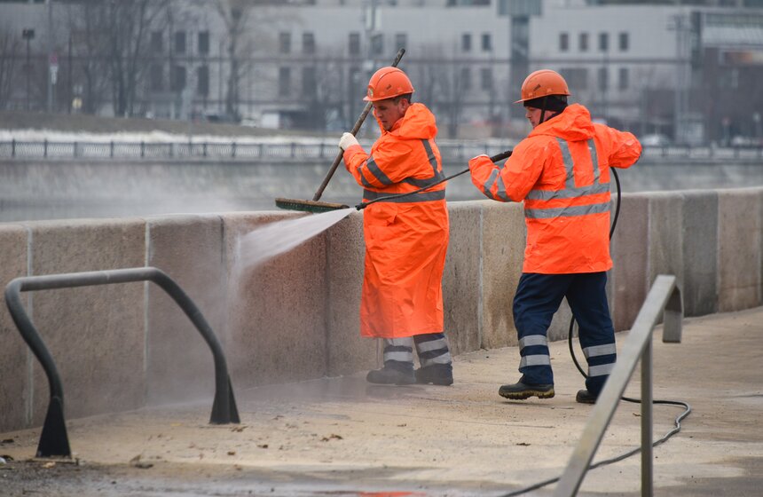Причал "Новоспасский" на Краснохолмской набережной промыли после зимы 14 фото