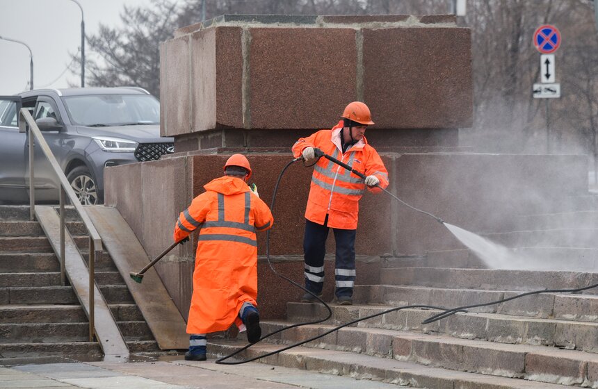 Причал "Новоспасский" на Краснохолмской набережной промыли после зимы 4 фото