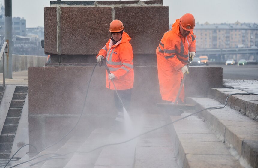 Причал "Новоспасский" на Краснохолмской набережной промыли после зимы 10 фото