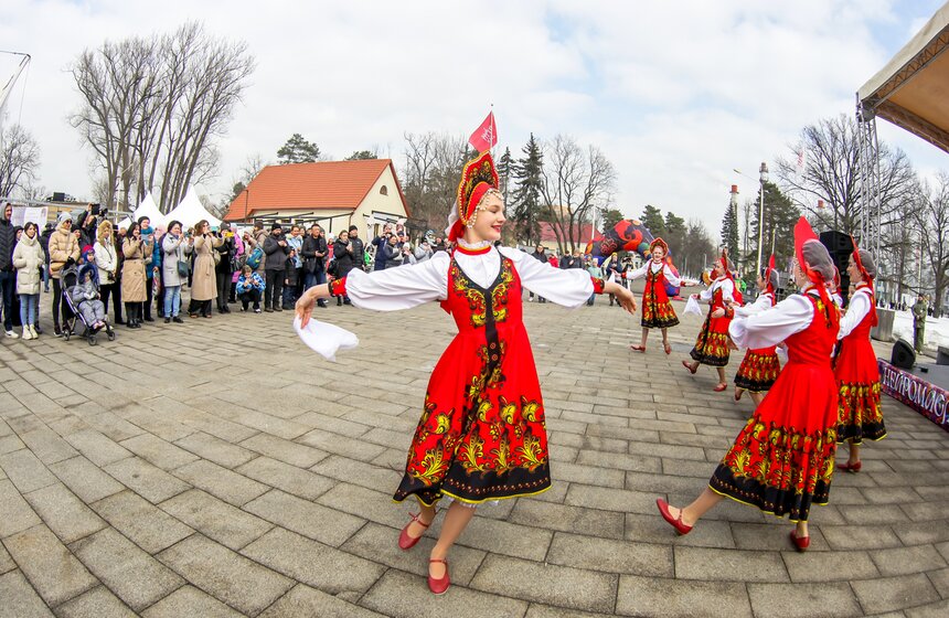 Самый большой блин в России испекли на ВДНХ 3 фото
