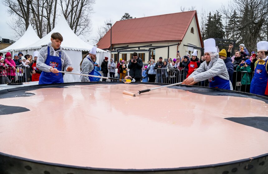 Самый большой блин в России испекли на ВДНХ 17 фото