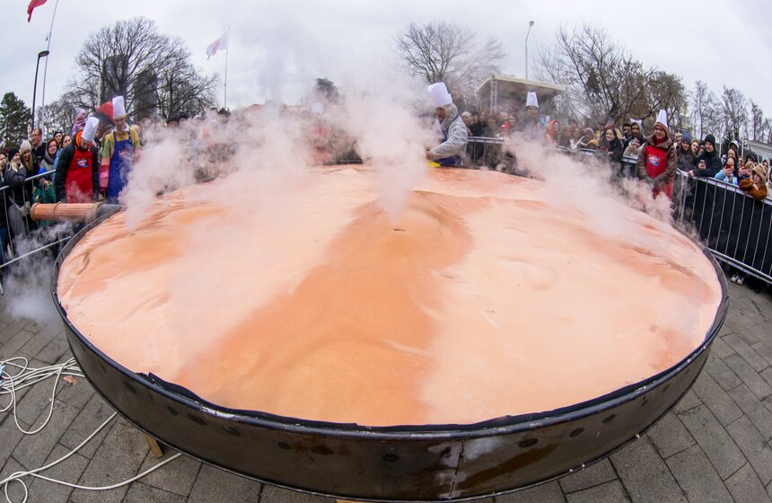 Самый большой блин в России испекли на ВДНХ 20 фото